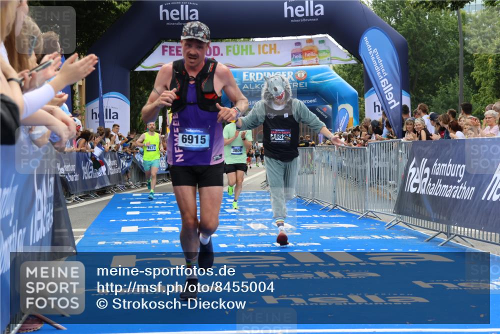 29.06.2025 - hella hamburg halbmarathon Strokosch-Dieckow http://msf.ph/oto/8455004 29.06.2025 10:36:35 Ziel 1571, 2121, 3809, 5092, 6915, 8121, 9296, 11833, 14622, 15621, 16523, 17723, 18038, 18733 meine-sportfotos.de