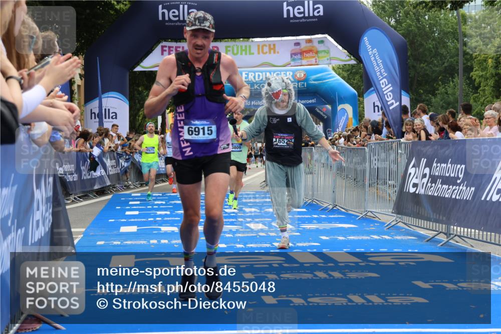 29.06.2025 - hella hamburg halbmarathon Strokosch-Dieckow http://msf.ph/oto/8455048 29.06.2025 10:36:35 Ziel 1571, 2121, 3809, 5092, 6915, 8121, 9296, 11833, 14622, 15621, 16523, 17723, 18038, 18733 meine-sportfotos.de