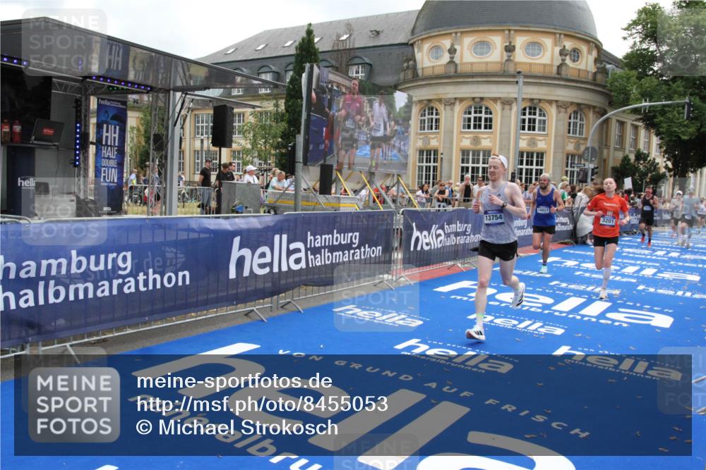 29.06.2025 - hella hamburg halbmarathon Michael Strokosch http://msf.ph/oto/8455053 29.06.2025 10:31:16 Ziel 3201, 4812, 10017, 10298, 11857, 12232, 13754, 14450, 18177, 19042 meine-sportfotos.de