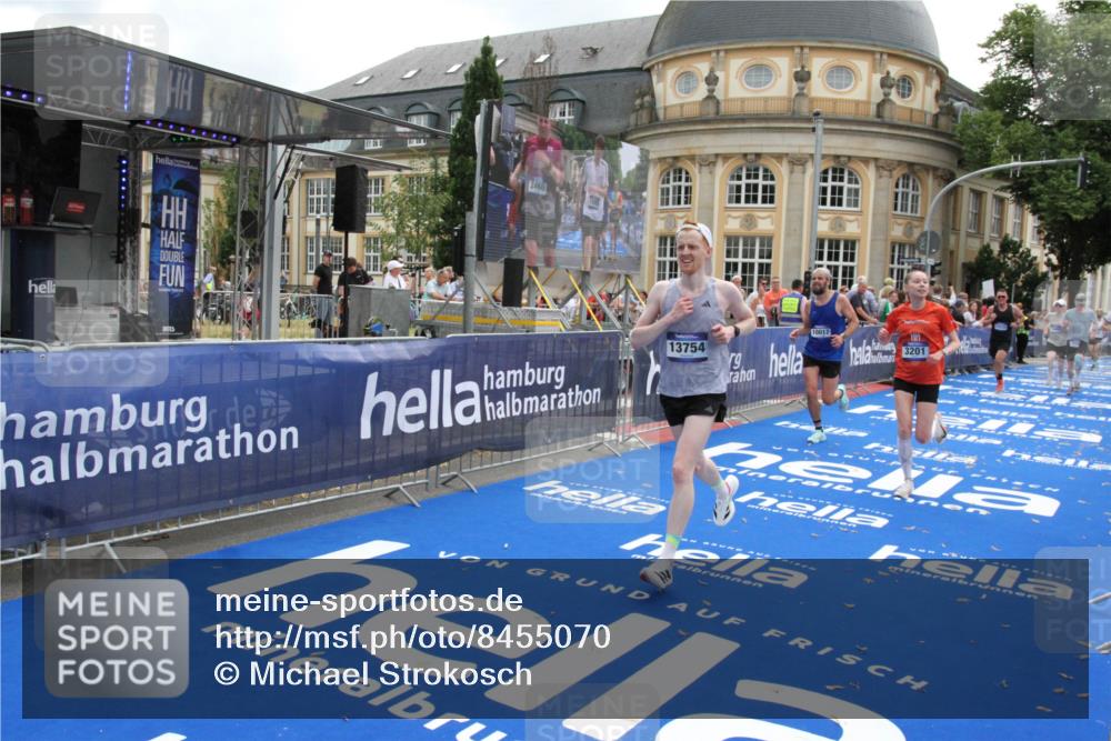 29.06.2025 - hella hamburg halbmarathon Michael Strokosch http://msf.ph/oto/8455070 29.06.2025 10:31:17 Ziel 3201, 4812, 10017, 10298, 11857, 12232, 13754, 14450, 14548, 19042 meine-sportfotos.de