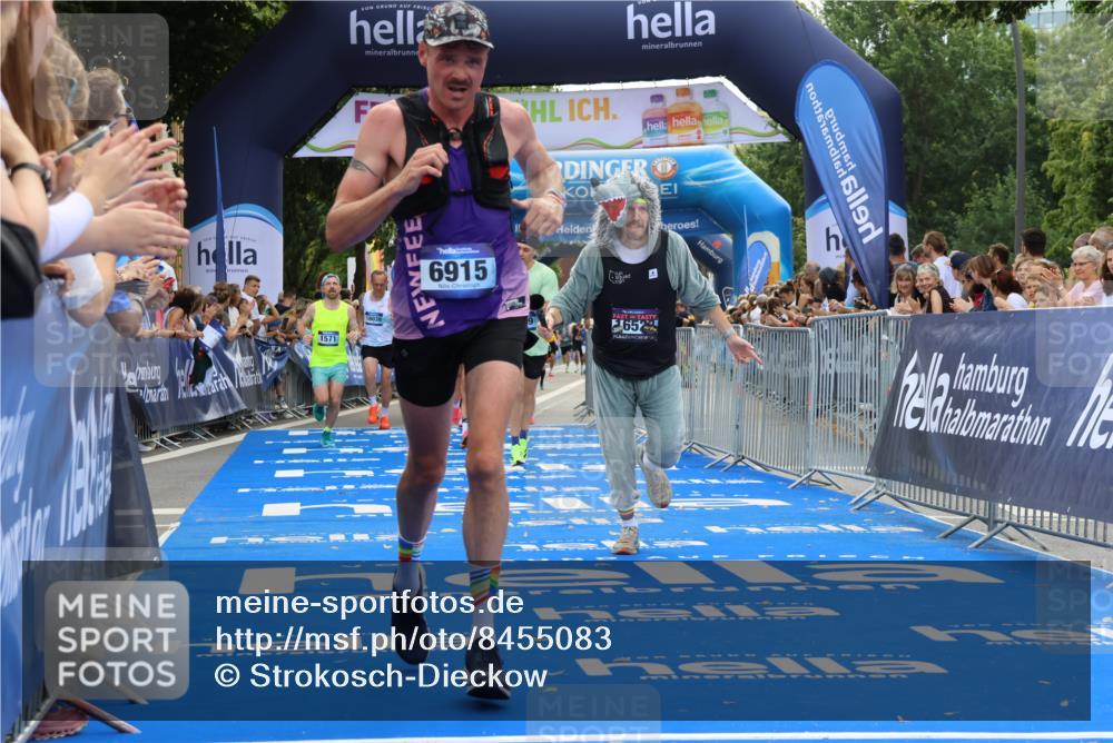 29.06.2025 - hella hamburg halbmarathon Strokosch-Dieckow http://msf.ph/oto/8455083 29.06.2025 10:36:35 Ziel 1571, 2121, 3809, 5092, 6915, 8121, 9296, 11833, 14622, 15621, 16523, 17723, 18038, 18733 meine-sportfotos.de