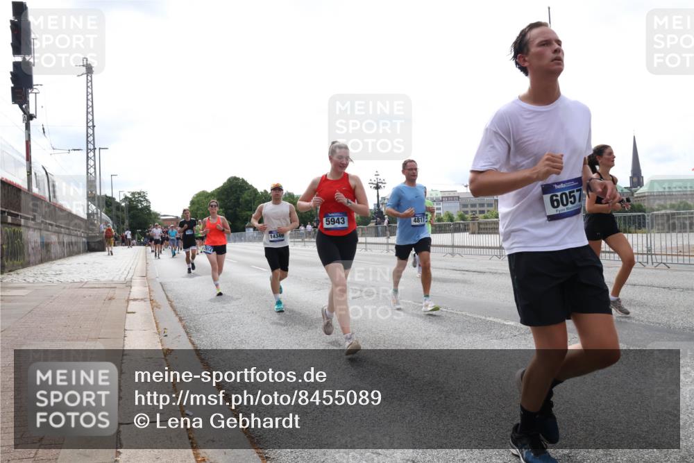 29.06.2025 - hella hamburg halbmarathon Lena Gebhardt http://msf.ph/oto/8455089 29.06.2025 10:31:18 Lombardsbrücke 14349, 5943, 48179, 6057, 1292, 1773, 1979, 2097, 2268, 2414, 2914, 3131, 4561, 4817, 4953, 5165, 5437, 5846, 5943, 6057, 6078, 6195, 6546, 6573, 6620, 6787, 7351, 7604, 7772, 8050, 8072, 8073, 8757, 9183, 9576, 10111, 10240, 10586, 10989, 11587, 11981, 11988, 12384, 12627, 13724, 14095, 14349, 14803, 15466, 15589, 15725, 16457, 16978, 17224, 17404, 17463, 17509, 17517, 17587, 17706, 17742, 17966, 19052, 19226 meine-sportfotos.de