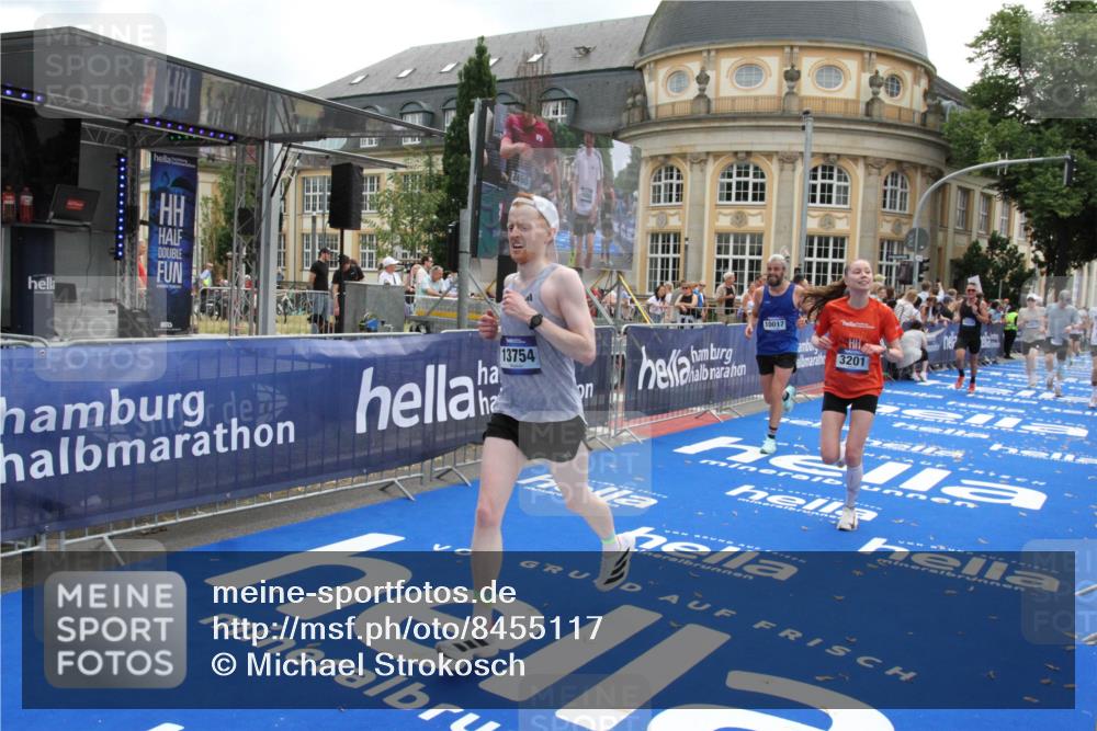 29.06.2025 - hella hamburg halbmarathon Michael Strokosch http://msf.ph/oto/8455117 29.06.2025 10:31:17 Ziel 3201, 4812, 10017, 10298, 11857, 12232, 13754, 14450, 14548, 19042 meine-sportfotos.de