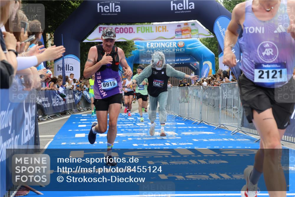 29.06.2025 - hella hamburg halbmarathon Strokosch-Dieckow http://msf.ph/oto/8455124 29.06.2025 10:36:35 Ziel 1571, 2121, 3809, 5092, 6915, 8121, 9296, 11833, 14622, 15621, 16523, 17723, 18038, 18733 meine-sportfotos.de