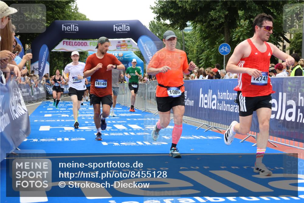 29.06.2025 - hella hamburg halbmarathon Strokosch-Dieckow http://msf.ph/oto/8455128 29.06.2025 10:48:03 Ziel 1086, 1604, 1613, 1914, 4324, 4528, 4601, 4711, 5022, 6377, 9544, 9626, 9638, 12706, 12724, 12747, 12808, 13570, 14192, 15973, 16094, 16149, 16269, 16766, 18206, 18922, 19198 meine-sportfotos.de