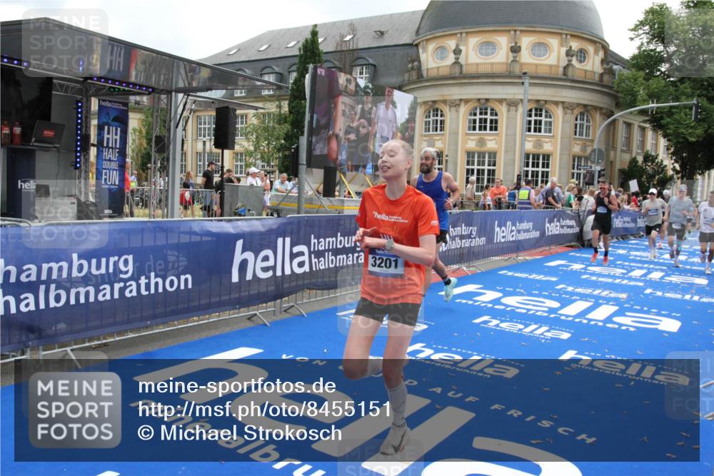 29.06.2025 - hella hamburg halbmarathon Michael Strokosch http://msf.ph/oto/8455151 29.06.2025 10:31:18 Ziel 3201, 3955, 4812, 10017, 10298, 11857, 12232, 13754, 14450, 14548, 19042 meine-sportfotos.de