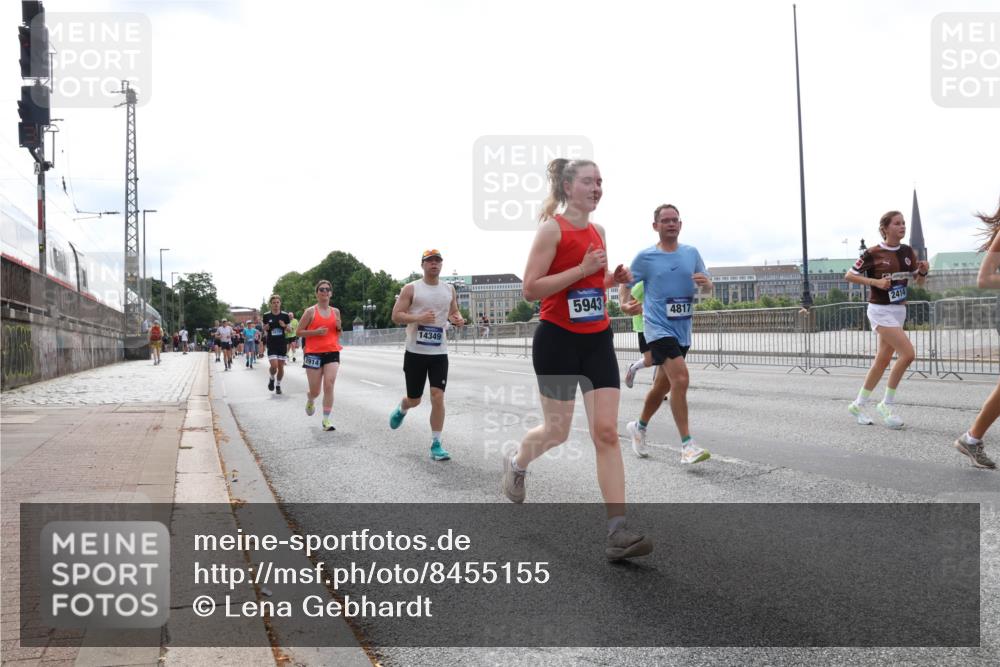 29.06.2025 - hella hamburg halbmarathon Lena Gebhardt http://msf.ph/oto/8455155 29.06.2025 10:31:19 Lombardsbrücke 2914, 14349, 5943, 4817, 2414, 1292, 1773, 1979, 2097, 2268, 2414, 2914, 3131, 4561, 4817, 4953, 5165, 5437, 5846, 5943, 6057, 6078, 6195, 6546, 6573, 6620, 6787, 7351, 7604, 7772, 8050, 8072, 8073, 8757, 9183, 9576, 10111, 10240, 10586, 10989, 11587, 11981, 11988, 12384, 12627, 13724, 14095, 14349, 14803, 15466, 15589, 15725, 16457, 16978, 17224, 17404, 17463, 17509, 17517, 17587, 17706, 17742, 17966, 19052, 19226 meine-sportfotos.de