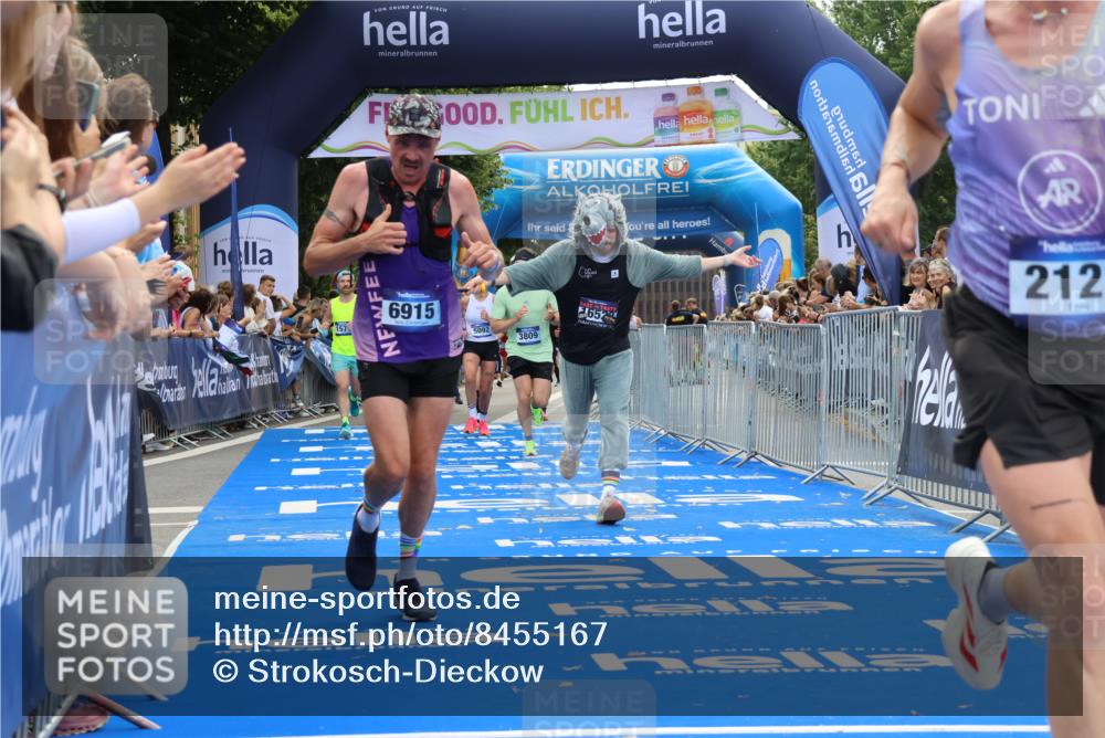 29.06.2025 - hella hamburg halbmarathon Strokosch-Dieckow http://msf.ph/oto/8455167 29.06.2025 10:36:35 Ziel 1571, 2121, 3809, 5092, 6915, 8121, 9296, 11833, 14622, 15621, 16523, 17723, 18038, 18733 meine-sportfotos.de