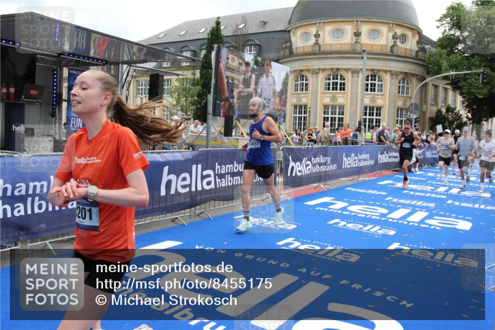 29.06.2025 - hella hamburg halbmarathon Michael Strokosch http://msf.ph/oto/8455175 29.06.2025 10:31:18 Ziel 3201, 3955, 4812, 10017, 10298, 11857, 12232, 13754, 14450, 14548, 19042 meine-sportfotos.de