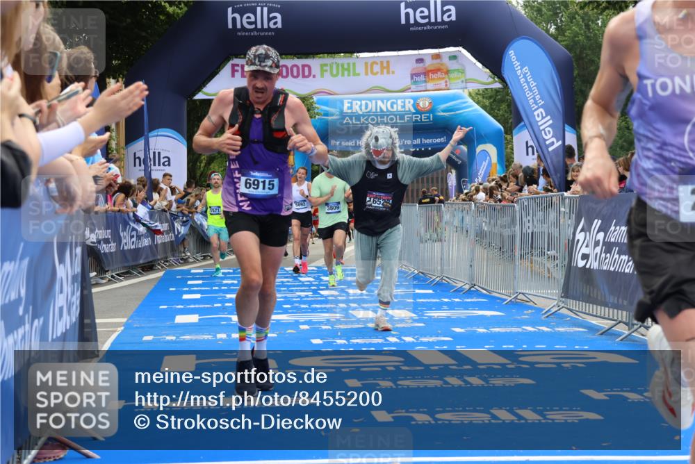 29.06.2025 - hella hamburg halbmarathon Strokosch-Dieckow http://msf.ph/oto/8455200 29.06.2025 10:36:35 Ziel 1571, 2121, 3809, 5092, 6915, 8121, 9296, 11833, 14622, 15621, 16523, 17723, 18038, 18733 meine-sportfotos.de