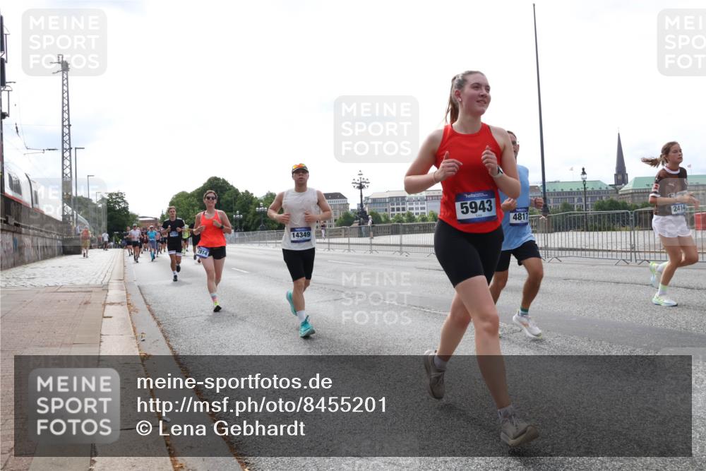 29.06.2025 - hella hamburg halbmarathon Lena Gebhardt http://msf.ph/oto/8455201 29.06.2025 10:31:19 Lombardsbrücke 2914, 14349, 5943, 4817, 2414, 1292, 1773, 1979, 2097, 2268, 2414, 2914, 3131, 4561, 4817, 4953, 5165, 5437, 5846, 5943, 6057, 6078, 6195, 6546, 6573, 6620, 6787, 7351, 7604, 7772, 8050, 8072, 8073, 8757, 9183, 9576, 10111, 10240, 10586, 10989, 11587, 11981, 11988, 12384, 12627, 13724, 14095, 14349, 14803, 15466, 15589, 15725, 16457, 16978, 17224, 17404, 17463, 17509, 17517, 17587, 17706, 17742, 17966, 19052, 19226 meine-sportfotos.de