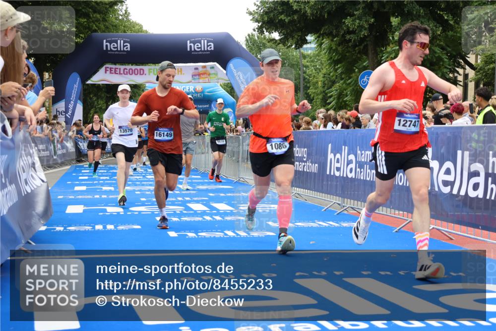 29.06.2025 - hella hamburg halbmarathon Strokosch-Dieckow http://msf.ph/oto/8455233 29.06.2025 10:48:03 Ziel 1086, 1604, 1613, 1914, 4324, 4528, 4601, 4711, 5022, 6377, 9544, 9626, 9638, 12706, 12724, 12747, 12808, 13570, 14192, 15973, 16094, 16149, 16269, 16766, 18206, 18922, 19198 meine-sportfotos.de