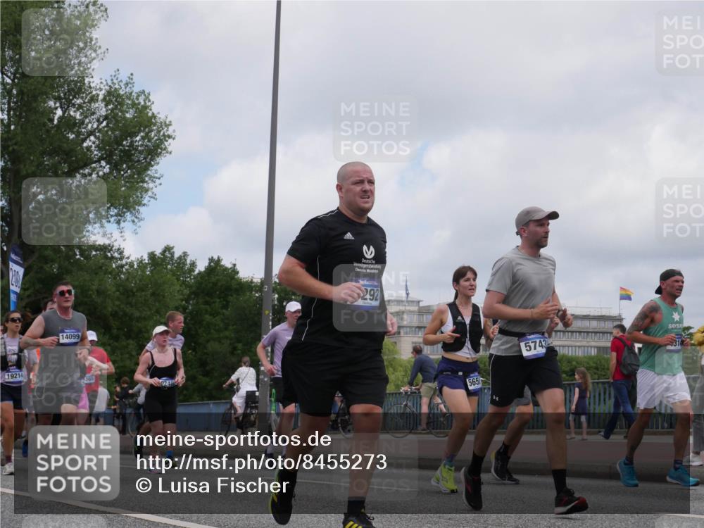 29.06.2025 - hella hamburg halbmarathon Luisa Fischer http://msf.ph/oto/8455273 29.06.2025 10:35:16 Kennedybrücke 14099, 19214, 365, 292, 565, 5743, 314, 1292, 1987, 2349, 2943, 3239, 3707, 3751, 3752, 3778, 4314, 4365, 4605, 5601, 5658, 5743, 6218, 7239, 7344, 7535, 7570, 7695, 8072, 8073, 8124, 8127, 8303, 10248 meine-sportfotos.de