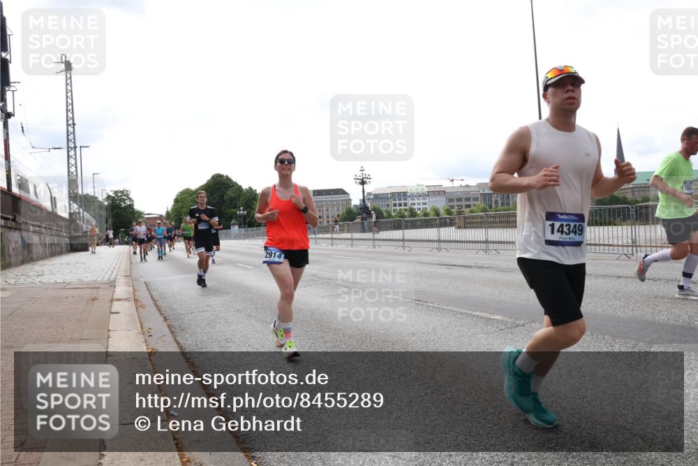 29.06.2025 - hella hamburg halbmarathon Lena Gebhardt http://msf.ph/oto/8455289 29.06.2025 10:31:20 Lombardsbrücke 15725, 2914, 14349, 760, 1292, 1773, 1844, 1979, 2097, 2268, 2414, 2914, 3131, 4561, 4817, 4953, 5165, 5437, 5846, 5943, 6057, 6078, 6195, 6546, 6573, 6620, 6787, 7351, 7604, 7772, 8050, 8072, 8073, 8757, 9183, 9576, 10111, 10240, 10586, 10989, 11587, 11981, 11988, 12384, 12627, 13724, 14095, 14349, 14803, 15466, 15589, 15725, 16457, 16978, 17224, 17404, 17463, 17509, 17517, 17587, 17706, 17742, 17966, 19052, 19226 meine-sportfotos.de