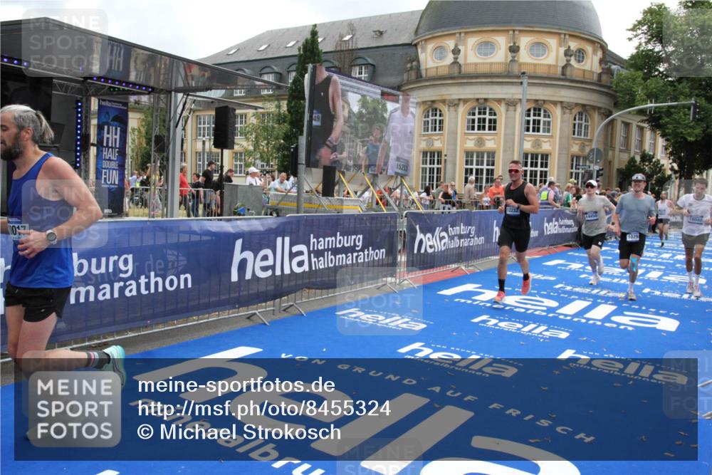 29.06.2025 - hella hamburg halbmarathon Michael Strokosch http://msf.ph/oto/8455324 29.06.2025 10:31:19 Ziel 3201, 3955, 4812, 10017, 10298, 11857, 12232, 13754, 14450, 14548, 19042 meine-sportfotos.de