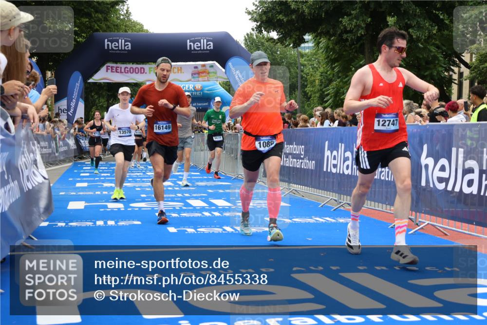 29.06.2025 - hella hamburg halbmarathon Strokosch-Dieckow http://msf.ph/oto/8455338 29.06.2025 10:48:03 Ziel 1086, 1604, 1613, 1914, 4324, 4528, 4601, 4711, 5022, 6377, 9544, 9626, 9638, 12706, 12724, 12747, 12808, 13570, 14192, 15973, 16094, 16149, 16269, 16766, 18206, 18922, 19198 meine-sportfotos.de