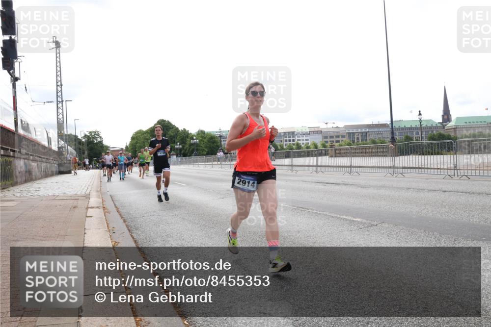 29.06.2025 - hella hamburg halbmarathon Lena Gebhardt http://msf.ph/oto/8455353 29.06.2025 10:31:21 Lombardsbrücke 15725, 2914, 1292, 1773, 1844, 1979, 2097, 2414, 2914, 3131, 4561, 4817, 4953, 5165, 5437, 5846, 5943, 6057, 6078, 6195, 6546, 6573, 6620, 6640, 6787, 7351, 7604, 7772, 8050, 8072, 8073, 8757, 9183, 9576, 10111, 10240, 10586, 10989, 11587, 11981, 11988, 12384, 12627, 13724, 14095, 14349, 15466, 15589, 15725, 16457, 16978, 17224, 17404, 17463, 17509, 17517, 17587, 17706, 17742, 17966, 19052, 19226 meine-sportfotos.de