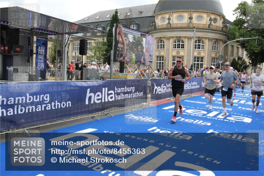 29.06.2025 - hella hamburg halbmarathon Michael Strokosch http://msf.ph/oto/8455363 29.06.2025 10:31:19 Ziel 3201, 3955, 4812, 10017, 10298, 11857, 12232, 13754, 14450, 14548, 19042 meine-sportfotos.de