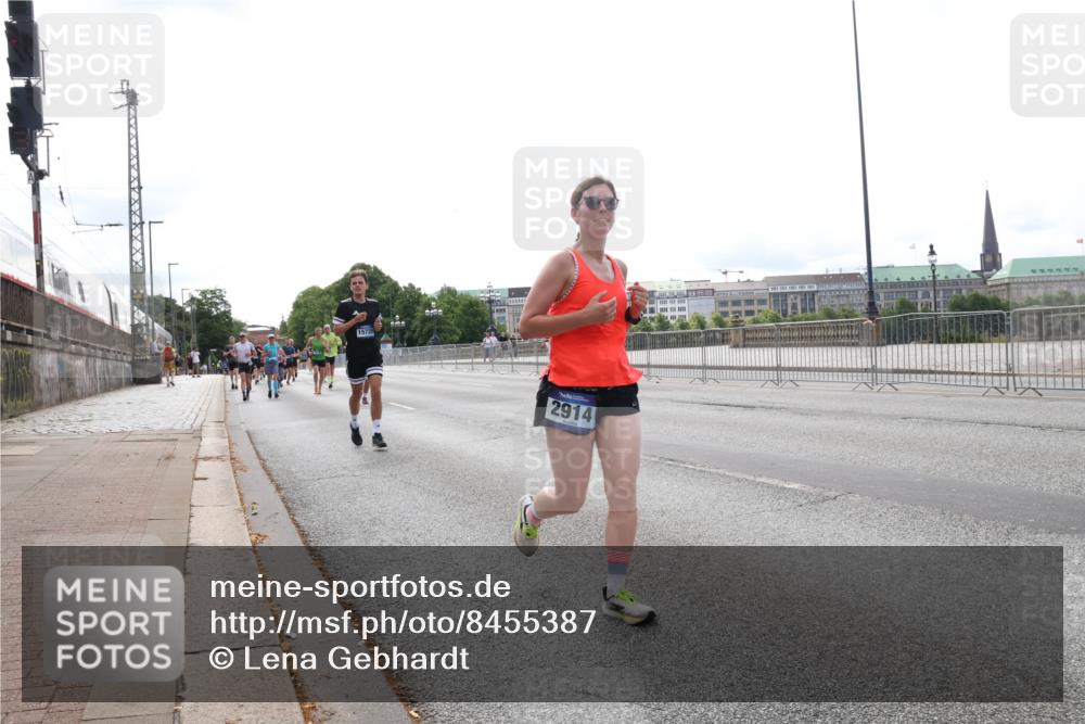 29.06.2025 - hella hamburg halbmarathon Lena Gebhardt http://msf.ph/oto/8455387 29.06.2025 10:31:21 Lombardsbrücke 15725, 2914, 1292, 1773, 1844, 1979, 2097, 2414, 2914, 3131, 4561, 4817, 4953, 5165, 5437, 5846, 5943, 6057, 6078, 6195, 6546, 6573, 6620, 6640, 6787, 7351, 7604, 7772, 8050, 8072, 8073, 8757, 9183, 9576, 10111, 10240, 10586, 10989, 11587, 11981, 11988, 12384, 12627, 13724, 14095, 14349, 15466, 15589, 15725, 16457, 16978, 17224, 17404, 17463, 17509, 17517, 17587, 17706, 17742, 17966, 19052, 19226 meine-sportfotos.de