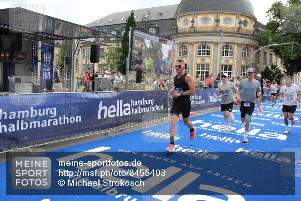 29.06.2025 - hella hamburg halbmarathon Michael Strokosch http://msf.ph/oto/8455403 29.06.2025 10:31:20 Ziel 3955, 4812, 10017, 10298, 11857, 12232, 14450, 14548, 19042 meine-sportfotos.de