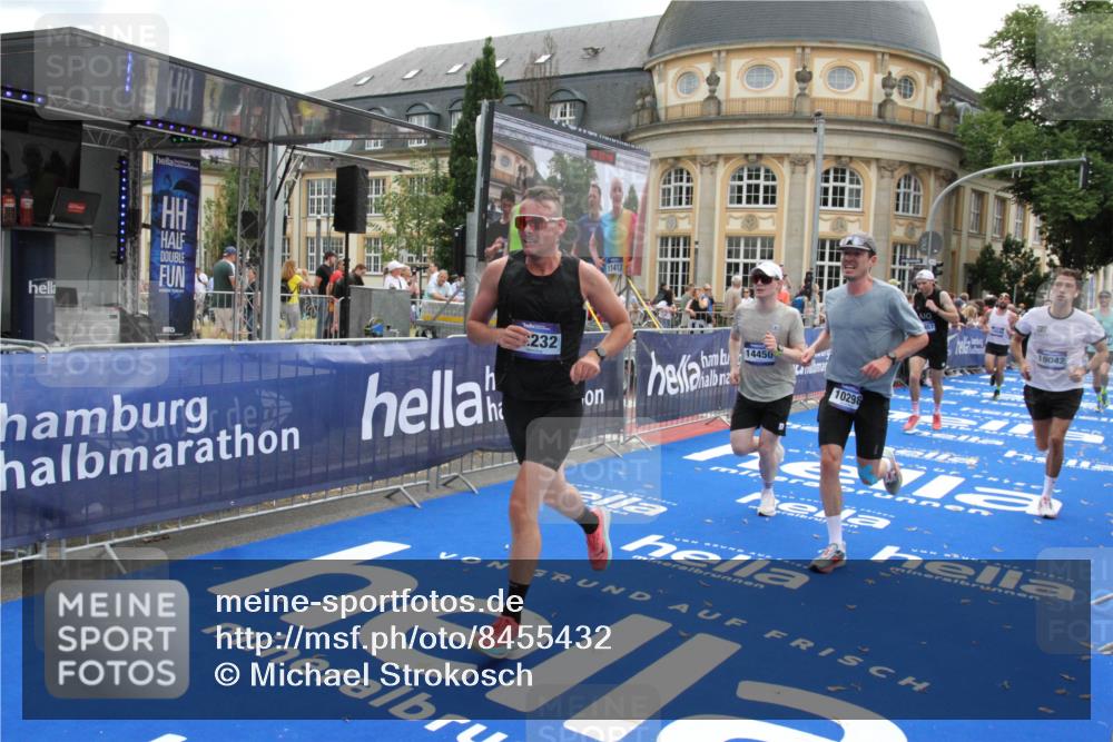 29.06.2025 - hella hamburg halbmarathon Michael Strokosch http://msf.ph/oto/8455432 29.06.2025 10:31:20 Ziel 3955, 4812, 10017, 10298, 11857, 12232, 14450, 14548, 19042 meine-sportfotos.de