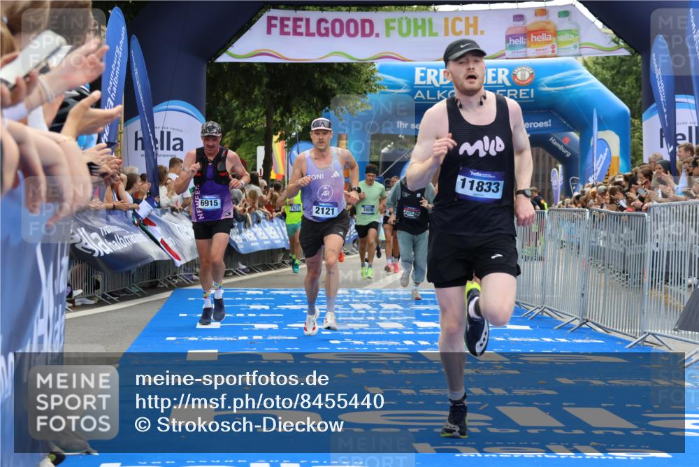 29.06.2025 - hella hamburg halbmarathon Strokosch-Dieckow http://msf.ph/oto/8455440 29.06.2025 10:36:32 Ziel 1571, 2121, 3809, 5092, 6915, 8121, 9296, 10404, 10680, 10852, 11833, 12916, 16523, 17723, 18038, 18062, 18733 meine-sportfotos.de