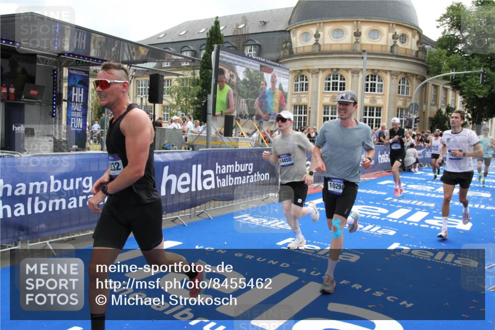 29.06.2025 - hella hamburg halbmarathon Michael Strokosch http://msf.ph/oto/8455462 29.06.2025 10:31:20 Ziel 3955, 4812, 10017, 10298, 11857, 12232, 14450, 14548, 19042 meine-sportfotos.de
