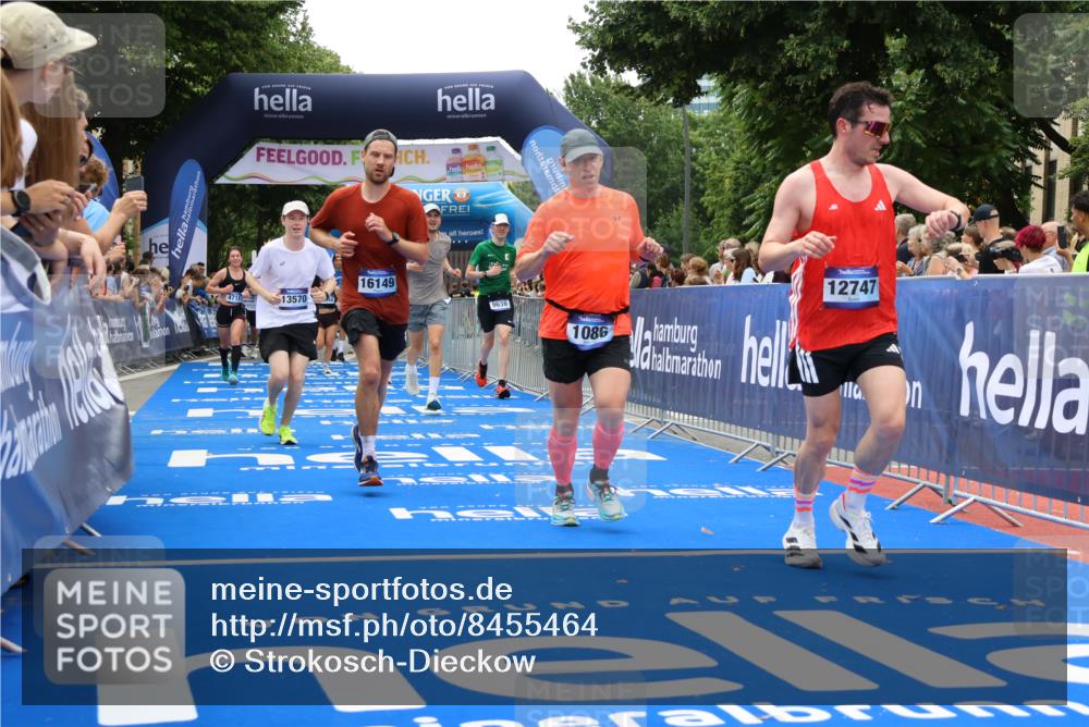 29.06.2025 - hella hamburg halbmarathon Strokosch-Dieckow http://msf.ph/oto/8455464 29.06.2025 10:48:03 Ziel 1086, 1604, 1613, 1914, 4324, 4528, 4601, 4711, 5022, 6377, 9544, 9626, 9638, 12706, 12724, 12747, 12808, 13570, 14192, 15973, 16094, 16149, 16269, 16766, 18206, 18922, 19198 meine-sportfotos.de