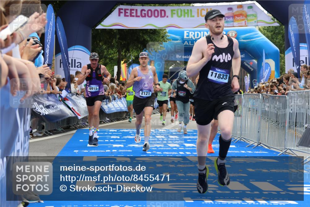 29.06.2025 - hella hamburg halbmarathon Strokosch-Dieckow http://msf.ph/oto/8455471 29.06.2025 10:36:32 Ziel 1571, 2121, 3809, 5092, 6915, 8121, 9296, 10404, 10680, 10852, 11833, 12916, 16523, 17723, 18038, 18062, 18733 meine-sportfotos.de