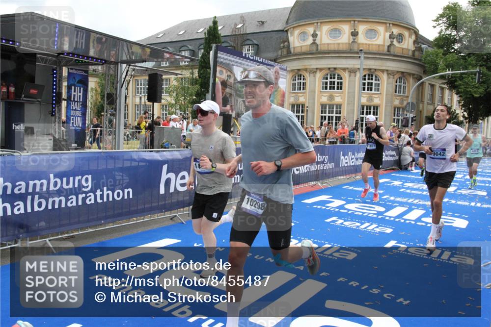 29.06.2025 - hella hamburg halbmarathon Michael Strokosch http://msf.ph/oto/8455487 29.06.2025 10:31:21 Ziel 3955, 4812, 10017, 10298, 11857, 12232, 14450, 14548, 19042 meine-sportfotos.de