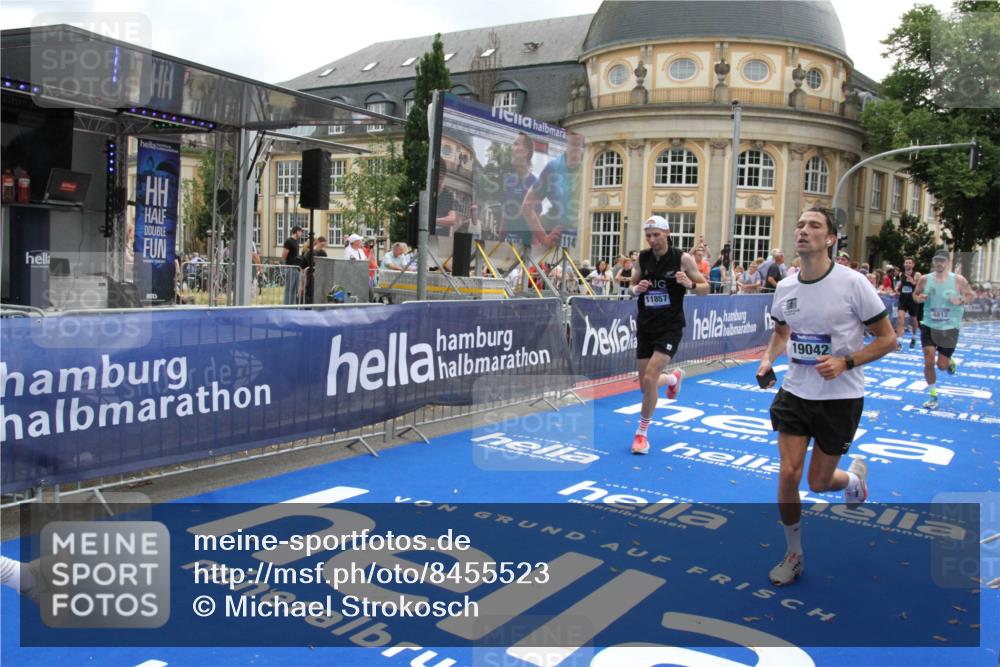 29.06.2025 - hella hamburg halbmarathon Michael Strokosch http://msf.ph/oto/8455523 29.06.2025 10:31:21 Ziel 3955, 4812, 10017, 10298, 11857, 12232, 14450, 14548, 19042 meine-sportfotos.de