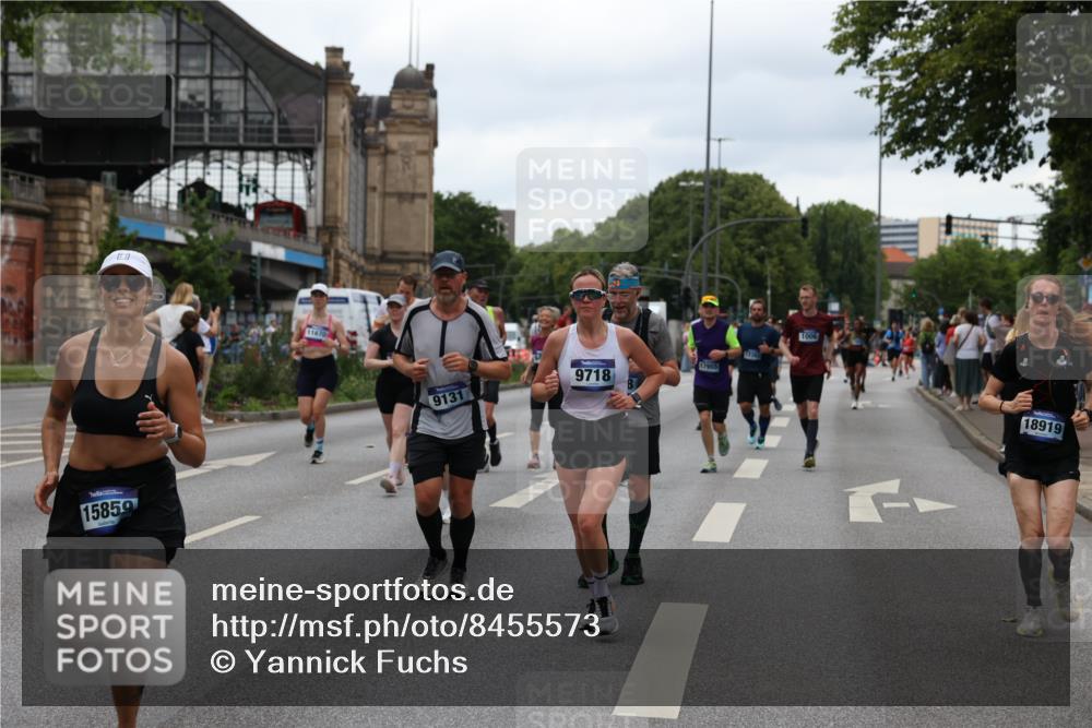 29.06.2025 - hella hamburg halbmarathon Yannick Fuchs http://msf.ph/oto/8455573 29.06.2025 10:56:17 20KM 1006, 1128, 1264, 1377, 1568, 1573, 1726, 3921, 4859, 5547, 6414, 6415, 6580, 6815, 7658, 8154, 8624, 9131, 9718, 9928, 10214, 10519, 10797, 11670, 11968, 12156, 12567, 13498, 13868, 14368, 14456, 14574, 15686, 15859, 16292, 16808, 17136, 17383, 17532, 17939, 17955, 18000, 18599, 18919, 19023 meine-sportfotos.de