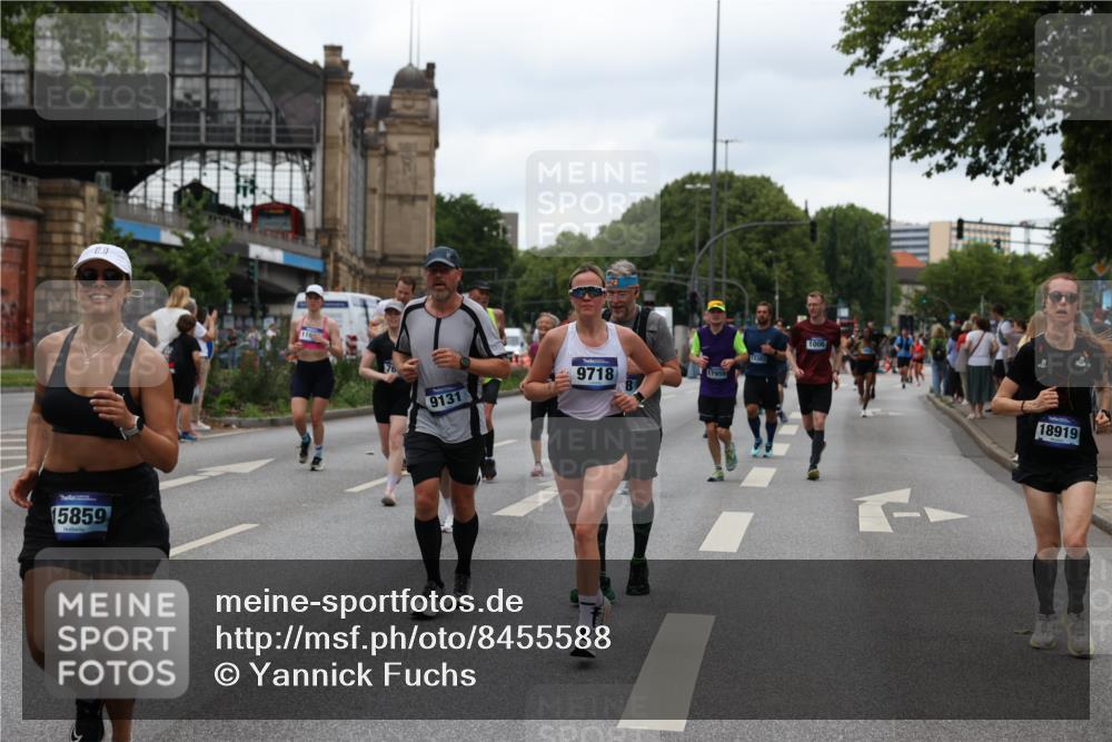 29.06.2025 - hella hamburg halbmarathon Yannick Fuchs http://msf.ph/oto/8455588 29.06.2025 10:56:17 20KM 1006, 1128, 1264, 1377, 1568, 1573, 1726, 3921, 4859, 5547, 6414, 6415, 6580, 6815, 7658, 8154, 8624, 9131, 9718, 9928, 10214, 10519, 10797, 11670, 11968, 12156, 12567, 13498, 13868, 14368, 14456, 14574, 15686, 15859, 16292, 16808, 17136, 17383, 17532, 17939, 17955, 18000, 18599, 18919, 19023 meine-sportfotos.de