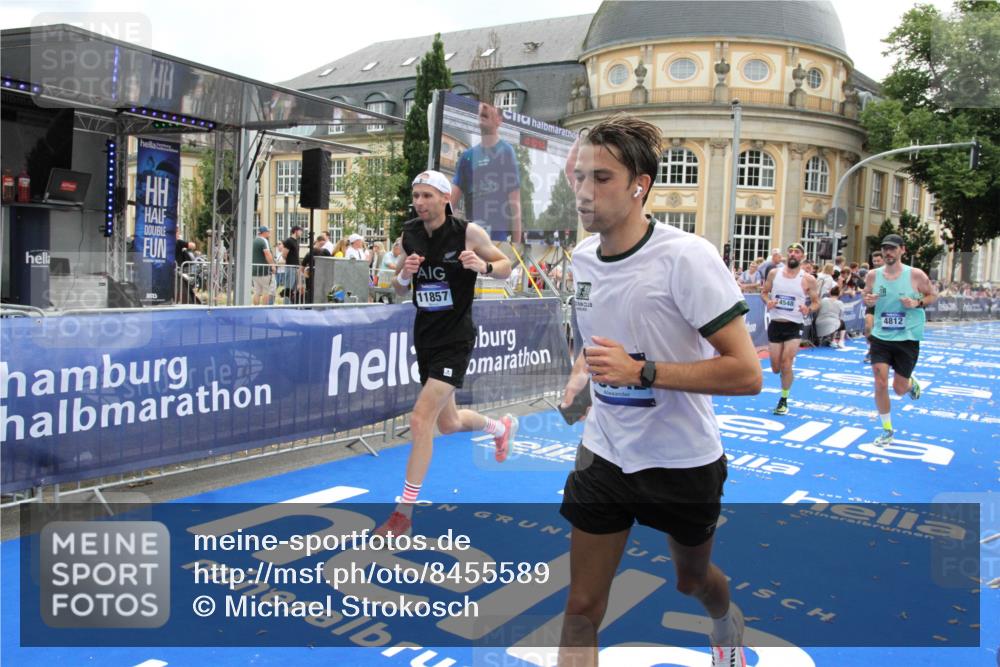 29.06.2025 - hella hamburg halbmarathon Michael Strokosch http://msf.ph/oto/8455589 29.06.2025 10:31:22 Ziel 3955, 4812, 10298, 11857, 12232, 14450, 14548, 19042 meine-sportfotos.de