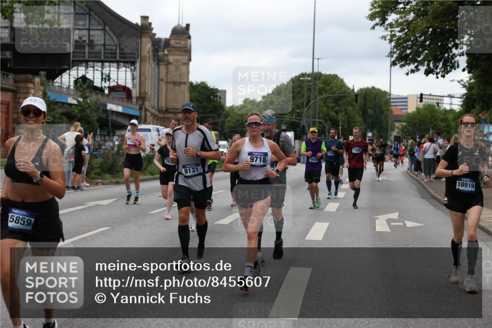 29.06.2025 - hella hamburg halbmarathon Yannick Fuchs http://msf.ph/oto/8455607 29.06.2025 10:56:17 20KM 1006, 1128, 1264, 1377, 1568, 1573, 1726, 3921, 4859, 5547, 6414, 6415, 6580, 6815, 7658, 8154, 8624, 9131, 9718, 9928, 10214, 10519, 10797, 11670, 11968, 12156, 12567, 13498, 13868, 14368, 14456, 14574, 15686, 15859, 16292, 16808, 17136, 17383, 17532, 17939, 17955, 18000, 18599, 18919, 19023 meine-sportfotos.de