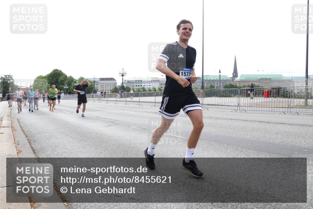 29.06.2025 - hella hamburg halbmarathon Lena Gebhardt http://msf.ph/oto/8455621 29.06.2025 10:31:23 Lombardsbrücke 1572, 1292, 1773, 1844, 1979, 2097, 2414, 2914, 4561, 4817, 4953, 5165, 5437, 5846, 5943, 5965, 6057, 6078, 6195, 6546, 6573, 6620, 6640, 6787, 7351, 7604, 7772, 8050, 8072, 8073, 8757, 9183, 9576, 9812, 9883, 10111, 10240, 10586, 10989, 11587, 11988, 12384, 12627, 13724, 14095, 14349, 15466, 15589, 15725, 16457, 16978, 17224, 17404, 17463, 17509, 17517, 17587, 17706, 17742, 17966, 19052, 19226 meine-sportfotos.de