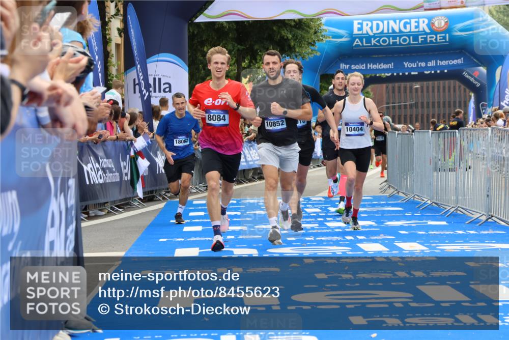 29.06.2025 - hella hamburg halbmarathon Strokosch-Dieckow http://msf.ph/oto/8455623 29.06.2025 10:36:24 Ziel 8084, 9296, 10404, 10680, 10852, 11304, 11833, 12051, 12916, 14075, 16158, 17192, 17723, 18062 meine-sportfotos.de