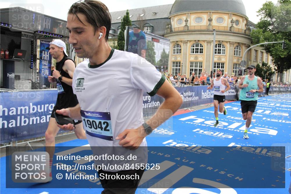 29.06.2025 - hella hamburg halbmarathon Michael Strokosch http://msf.ph/oto/8455625 29.06.2025 10:31:22 Ziel 3955, 4812, 10298, 11857, 12232, 14450, 14548, 19042 meine-sportfotos.de
