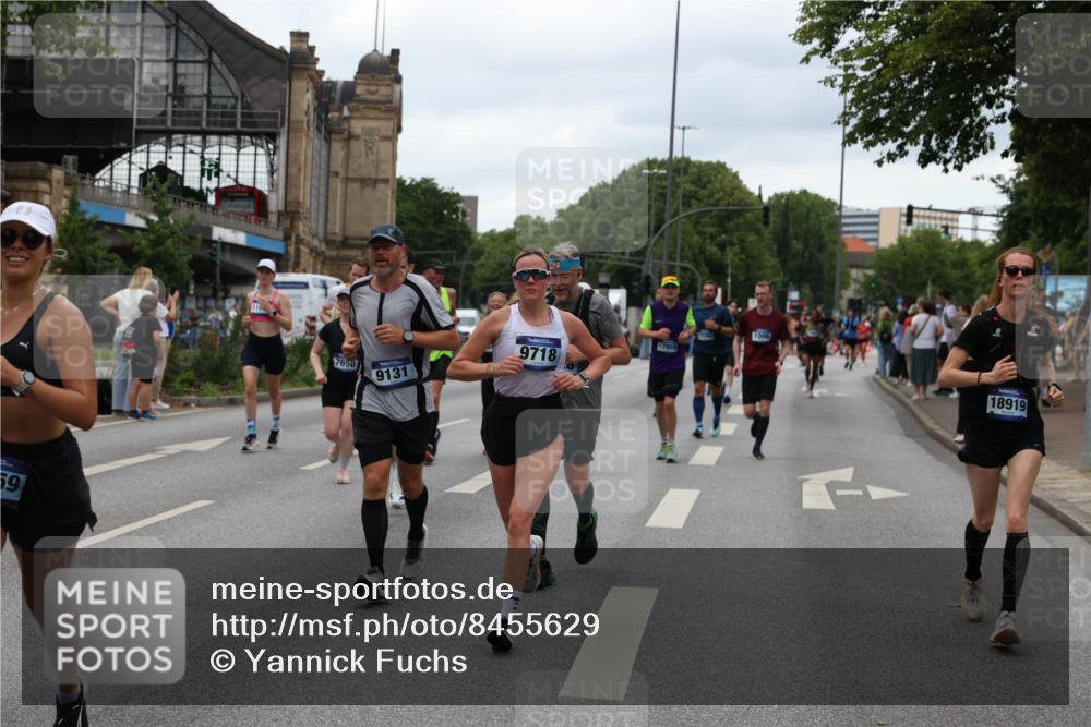29.06.2025 - hella hamburg halbmarathon Yannick Fuchs http://msf.ph/oto/8455629 29.06.2025 10:56:17 20KM 1006, 1128, 1264, 1377, 1568, 1573, 1726, 3921, 4859, 5547, 6414, 6415, 6580, 6815, 7658, 8154, 8624, 9131, 9718, 9928, 10214, 10519, 10797, 11670, 11968, 12156, 12567, 13498, 13868, 14368, 14456, 14574, 15686, 15859, 16292, 16808, 17136, 17383, 17532, 17939, 17955, 18000, 18599, 18919, 19023 meine-sportfotos.de