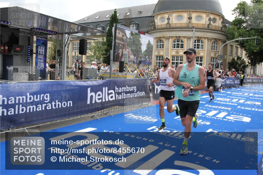 29.06.2025 - hella hamburg halbmarathon Michael Strokosch http://msf.ph/oto/8455670 29.06.2025 10:31:23 Ziel 3955, 4812, 11857, 14450, 14548, 19042 meine-sportfotos.de