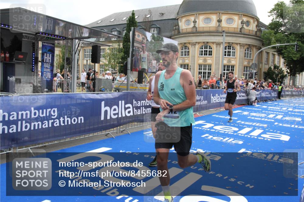 29.06.2025 - hella hamburg halbmarathon Michael Strokosch http://msf.ph/oto/8455682 29.06.2025 10:31:23 Ziel 3955, 4812, 11857, 14450, 14548, 19042 meine-sportfotos.de