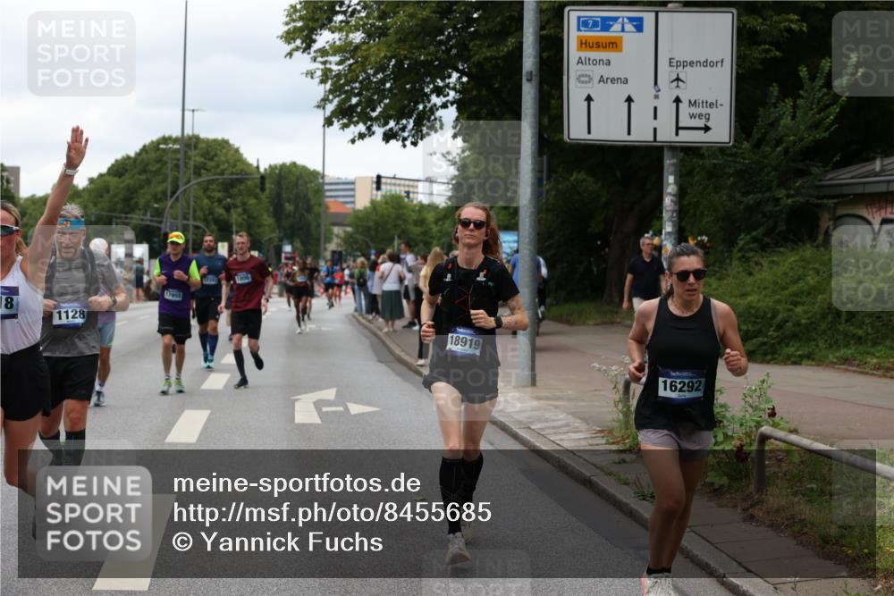 29.06.2025 - hella hamburg halbmarathon Yannick Fuchs http://msf.ph/oto/8455685 29.06.2025 10:56:17 20KM 1006, 1128, 1264, 1377, 1568, 1573, 1726, 3921, 4859, 5547, 6414, 6415, 6580, 6815, 7658, 8154, 8624, 9131, 9718, 9928, 10214, 10519, 10797, 11670, 11968, 12156, 12567, 13498, 13868, 14368, 14456, 14574, 15686, 15859, 16292, 16808, 17136, 17383, 17532, 17939, 17955, 18000, 18599, 18919, 19023 meine-sportfotos.de