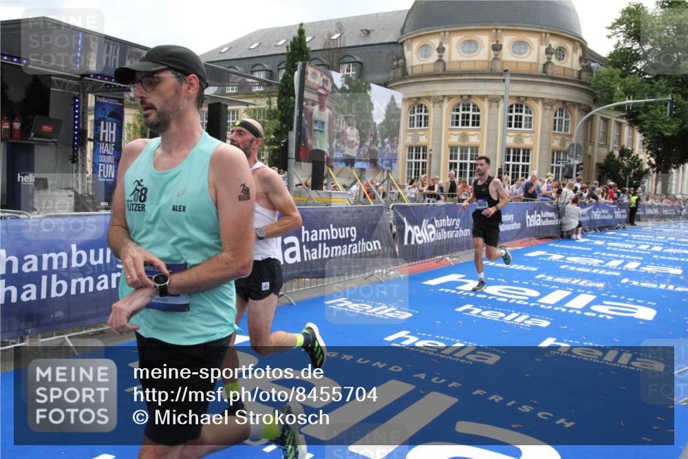 29.06.2025 - hella hamburg halbmarathon Michael Strokosch http://msf.ph/oto/8455704 29.06.2025 10:31:24 Ziel 3955, 4812, 11857, 14548, 19042 meine-sportfotos.de