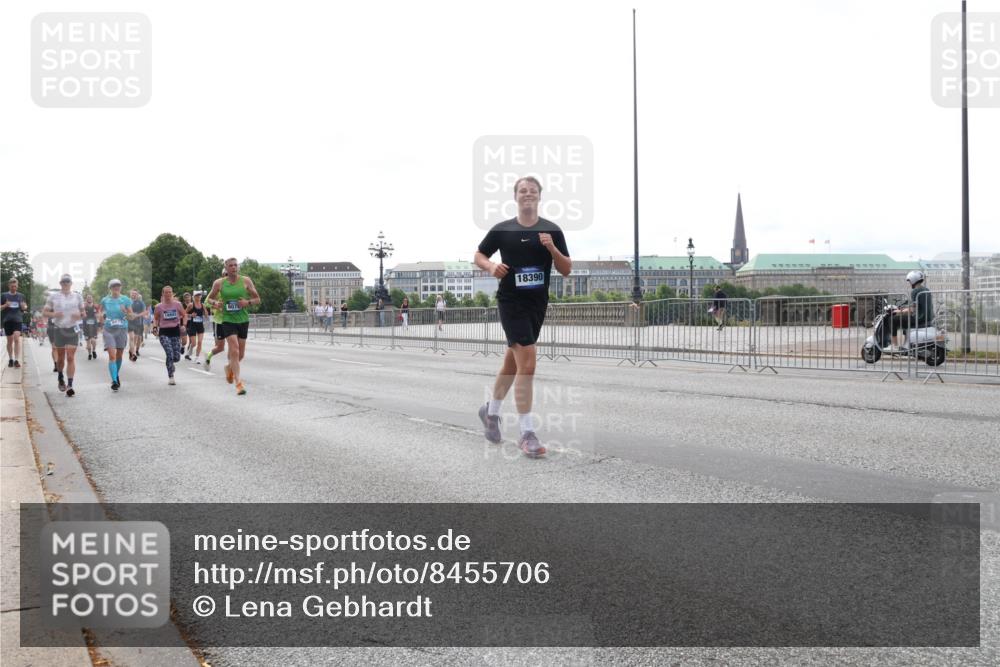 29.06.2025 - hella hamburg halbmarathon Lena Gebhardt http://msf.ph/oto/8455706 29.06.2025 10:31:25 Lombardsbrücke 18390, 1292, 1773, 1844, 1979, 2097, 2414, 2914, 3396, 3397, 3424, 3571, 3681, 4561, 4817, 4953, 5165, 5437, 5846, 5943, 5965, 6057, 6078, 6195, 6546, 6573, 6620, 6640, 6787, 7351, 7604, 7772, 8050, 8072, 8073, 8757, 8806, 9183, 9576, 9812, 9883, 10111, 10240, 10586, 10989, 11587, 11988, 12384, 12627, 13724, 14349, 15466, 15589, 15725, 16457, 16978, 17224, 17404, 17463, 17509, 17517, 17587, 17706, 17742, 17966, 19052, 19226 meine-sportfotos.de