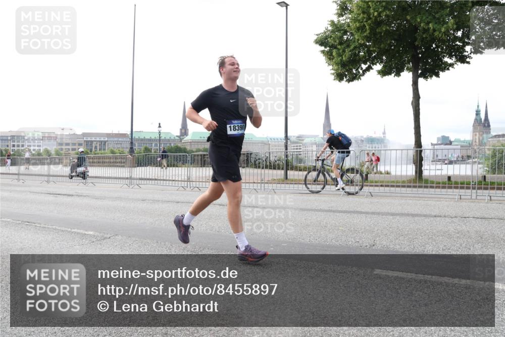 29.06.2025 - hella hamburg halbmarathon Lena Gebhardt http://msf.ph/oto/8455897 29.06.2025 10:31:26 Lombardsbrücke 18390, 1235, 1292, 1773, 1844, 1879, 1979, 2097, 2414, 2914, 3396, 3397, 3424, 3571, 3681, 4561, 4817, 4953, 5165, 5437, 5846, 5943, 5965, 6057, 6078, 6195, 6546, 6573, 6620, 6640, 6787, 7351, 7604, 7772, 8050, 8072, 8073, 8757, 8806, 9104, 9183, 9576, 9812, 9883, 10111, 10240, 10586, 10989, 11587, 11988, 12384, 12627, 13724, 14349, 15466, 15589, 15725, 16457, 16978, 17224, 17404, 17463, 17509, 17517, 17587, 17706, 17742, 17966, 19052, 19226 meine-sportfotos.de