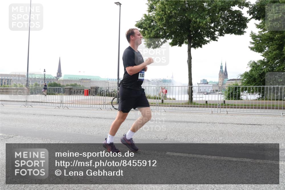 29.06.2025 - hella hamburg halbmarathon Lena Gebhardt http://msf.ph/oto/8455912 29.06.2025 10:31:26 Lombardsbrücke 183, 1235, 1292, 1773, 1844, 1879, 1979, 2097, 2414, 2914, 3396, 3397, 3424, 3571, 3681, 4561, 4817, 4953, 5165, 5437, 5846, 5943, 5965, 6057, 6078, 6195, 6546, 6573, 6620, 6640, 6787, 7351, 7604, 7772, 8050, 8072, 8073, 8757, 8806, 9104, 9183, 9576, 9812, 9883, 10111, 10240, 10586, 10989, 11587, 11988, 12384, 12627, 13724, 14349, 15466, 15589, 15725, 16457, 16978, 17224, 17404, 17463, 17509, 17517, 17587, 17706, 17742, 17966, 19052, 19226 meine-sportfotos.de