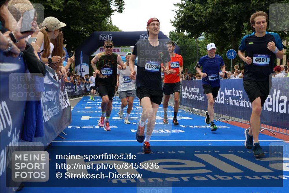 29.06.2025 - hella hamburg halbmarathon Strokosch-Dieckow http://msf.ph/oto/8455936 29.06.2025 10:48:00 Ziel 1086, 1604, 1613, 4324, 4528, 4601, 4711, 5022, 6377, 9626, 9638, 12706, 12724, 12747, 12808, 13570, 14730, 15333, 16094, 16149, 16766, 17451, 18206, 18922, 19198 meine-sportfotos.de