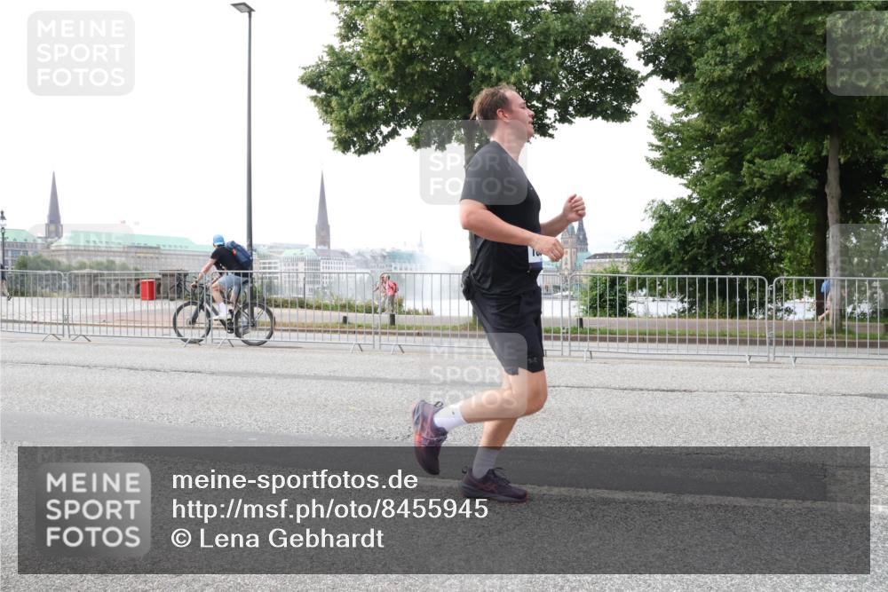 29.06.2025 - hella hamburg halbmarathon Lena Gebhardt http://msf.ph/oto/8455945 29.06.2025 10:31:27 Lombardsbrücke 1235, 1292, 1773, 1844, 1879, 1979, 2097, 2414, 2914, 3396, 3397, 3424, 3571, 3681, 4561, 4817, 4953, 5165, 5437, 5846, 5943, 5965, 6057, 6078, 6195, 6546, 6573, 6620, 6640, 6787, 7351, 7604, 7772, 8050, 8072, 8073, 8757, 8806, 9104, 9183, 9478, 9576, 9812, 9883, 10111, 10240, 10586, 10989, 11587, 11988, 12384, 12627, 13724, 14349, 15466, 15589, 15725, 16457, 16978, 17224, 17404, 17463, 17509, 17517, 17587, 17706, 17966, 19052, 19226 meine-sportfotos.de