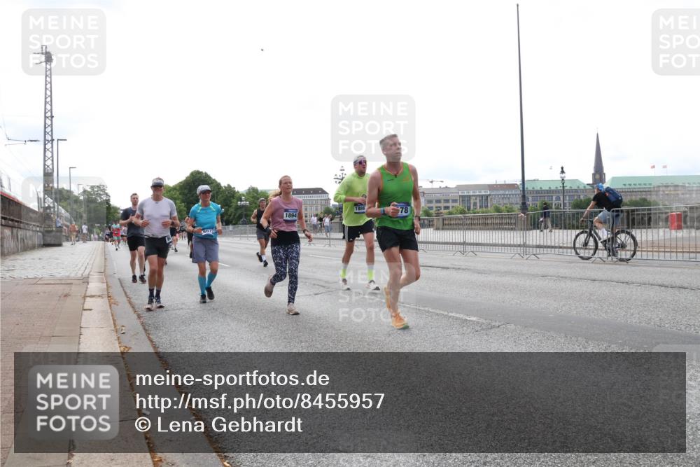 29.06.2025 - hella hamburg halbmarathon Lena Gebhardt http://msf.ph/oto/8455957 29.06.2025 10:31:28 Lombardsbrücke 1235, 1292, 1773, 1844, 1879, 1979, 2097, 2414, 2831, 2914, 3396, 3397, 3424, 3571, 3681, 4561, 4817, 4953, 5165, 5437, 5846, 5943, 5965, 6057, 6078, 6160, 6195, 6546, 6573, 6640, 6787, 7334, 7351, 7604, 7772, 8050, 8072, 8073, 8304, 8620, 8757, 8806, 9104, 9183, 9478, 9576, 9812, 9883, 10111, 10240, 10586, 11587, 11988, 12627, 13724, 14349, 15466, 15589, 15725, 16457, 16978, 17224, 17404, 17463, 17509, 17517, 17587, 17706, 17966, 19226 meine-sportfotos.de