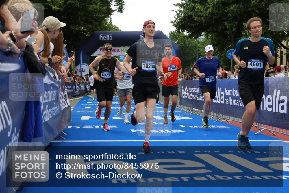 29.06.2025 - hella hamburg halbmarathon Strokosch-Dieckow http://msf.ph/oto/8455976 29.06.2025 10:48:00 Ziel 1086, 1604, 1613, 4324, 4528, 4601, 4711, 5022, 6377, 9626, 9638, 12706, 12724, 12747, 12808, 13570, 14730, 15333, 16094, 16149, 16766, 17451, 18206, 18922, 19198 meine-sportfotos.de
